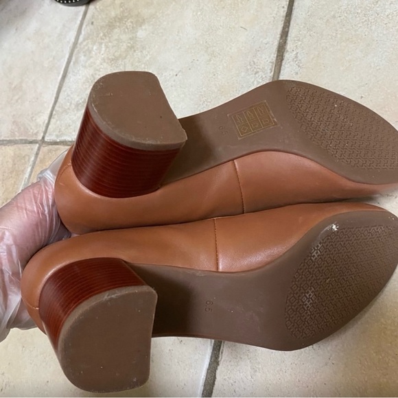 Barely worn Tory Burch Chelsea Pump - Picture 5 of 5